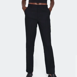 kostymbyxor - säljer dessa kostymbyxor ifrån bikbok i modellen vilma. Har både i svarta och vita. Dom vita är helt utsålda! Båda är storlek 40, men kan sitta fint oversized om man gillar det, men säljer pågrund av att dom är förstora för mig! Dom svarta är anvönda cirka 3 gånger och dom vita är aldrig använda. Skriv så skickar jag bilder på byxorna❤️ nypris: 399 kr, pris kan diskuteras