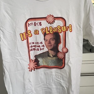 Harry Styles Eros t-shirt - Aldrig använd! Säljer pga att den e lite för stor och det gick inte att skicka tillbaka ord pris 450 kr