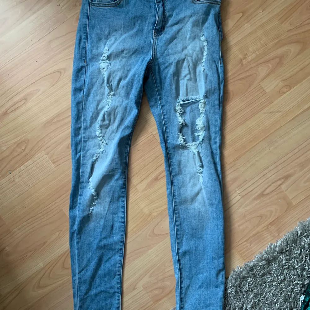 Snygga jeans med slitningar från Fashion Nova, helt nya! Amerikansk Storlek 9, vilket ca motsvarar EU 37 - en S/M. Skulle säga att den passar en S i kläder! Bra kvalitet jeans och super stretchiga. Kända för att sitta bra runt rumpan och midjan . Jeans & Byxor.