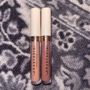 Anastasia Beverly hills matte lipstick  - 30 kr styck. 50 kr för båda. Inte nya,minst hälften kvar i båda, om inte mer. Dem är inte mini storlek utan är i normal storlek. Kan visa mer bilder av hur färgerna ser ut på huden. 