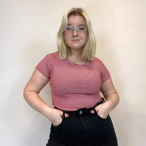 Röd Brandy Melville T-shirt - Röd och vit randig Brandy Melville T-shirt i storlek S. Mjuk och bekväm! 