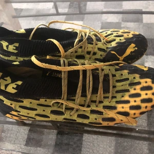 Puma fotbollsskor  -  Puma fotbollskor i bra skick. Storlek 44 och 28,5 cm lång.
