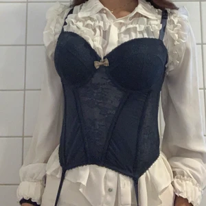 Blå korsett - superfin korsett i storlek ca 75D, passar säkert lite olika storlekar dock i och med stretchigt material plus 3 olika alternativ för spännet! Köpt second hand i prima skick men kommer tyvärr inte till tillräcklig användning, så hoppas hitta ett nytt hem till den. Kan frakta (köparen står för frakt) eller mötas upp i Göteborg/Mölndal! Fler bilder kan fås privat. 