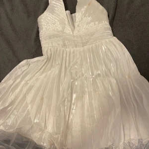 Vit barnklänning  - Använt skick, finns fläckar som går att tvätta bort. Storlek 110-120. 