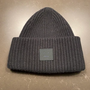 Acne mössa - Använd fåtal gånger, nypris 1200, säljer för 600kr. Färg: svart. Kan hämtas upp i Södertälje alternativt mötas i Stockholm. Frakt är också ett alternativ. 