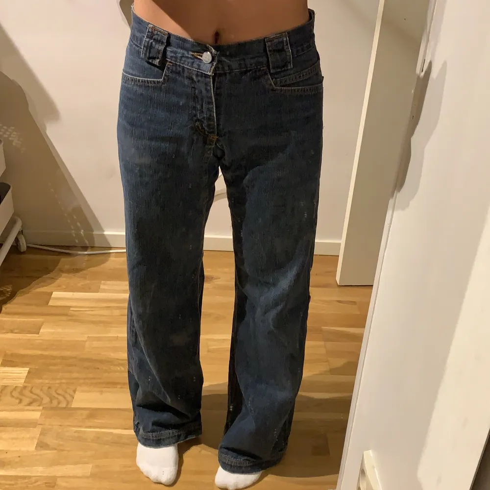 Jeans från push, de har typ fickor på sidan av smalbenen, skriv för bilder, jag är 160, så otroligt snygga men lite för vida för mig, använd ett fåtal gånger💕 Står ingen storlek men skulle säga 25/31 (de är mycket mer ”baggy” än på bilden). Jeans & Byxor.