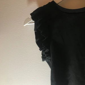 Volangtopp från zara - Svart volang topp från zara i strlk S🖤🖤 nyskick🖤fri frakt🖤🖤
