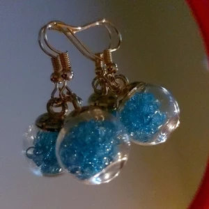 Missa inte dem snygga örhänge😇 - Det nya örhänge,Dem normalt storlek och inne i kulan finns små blå diamanter. Det Jag som har gjort dem, Jag brukar göra olika smycke så ni kan beställa om ni vill. Om ni intresserade så bara kontakta.😊🥰              