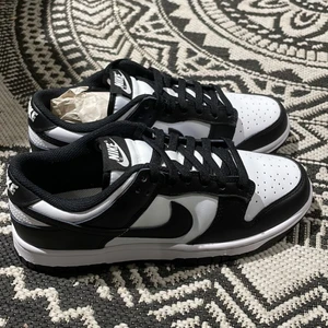 Nike dunk low storlek 40 - Helt oanvända Nike dunk low Svart vita pris 1850kr Köparen står för frakten!                                                            Pris kan diskuteras