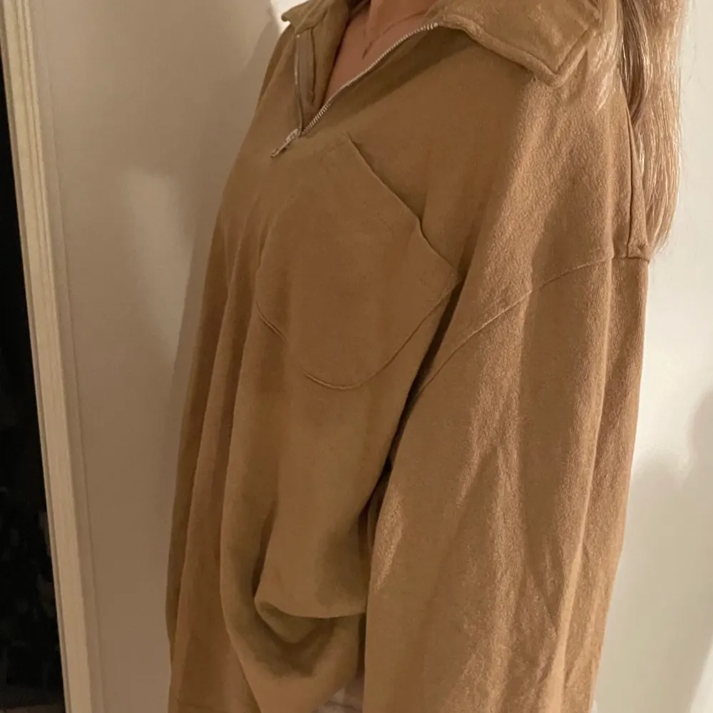 Sjukt snygg beige westshirt med dragkedja! Säljer den då den inte kommer till användning. Den är oversized storlek L💕. Hoodies.