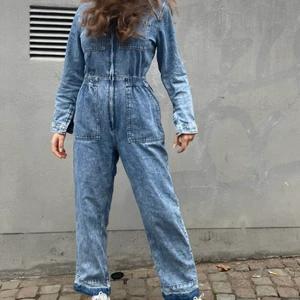 Jeans Jumpsuit - Skitcool så skön jeansjumpsuit. Storleken är s/m, Innerbenslängd: 68 cm💙💙💙 