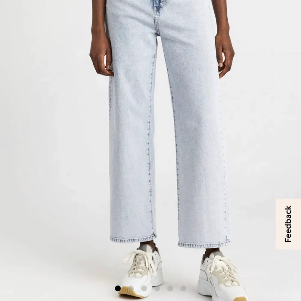 Säljer dessa ”Hanna” jeans från Lindex 🤍 går ända ner till fötterna på mig som är ca 160. Jeans & Byxor.