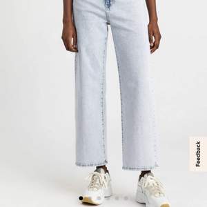 Säljer dessa ”Hanna” jeans från Lindex 🤍 går ända ner till fötterna på mig som är ca 160