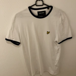 Lyle & scott T-shirt, strl M - T-shirt från Lyle & scott i strl M. Väldigt bra skick. Nypris 350. 