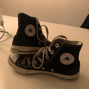 svarta converse - svarta converse som är väl använda. några defects men tycker det är snyggt när dom är lite använda. köpt på loppis. om flera är intresserade blir det budgivning.