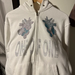ONE OF ONE Glitter Bear - Tjena! Säljer min one of one hoodie då den inte passar mig längre :) den är lite nopprig och har använts men den har väldigt mycket liv kvar i sig.