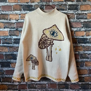 Mushrooms knitted sweater  - En fett snygg stickad långärmad tröja från ASOS, broderade svampar och detaljer. Nypris 619 kr. Säljer då den inte riktigt passade mig som jag ville :( Ej använd, endast testad, helt ny! Storlek XS men sitter oversized på mig som vanligtvis har S. Rekommenderar XS-M. Kom med bud ✨