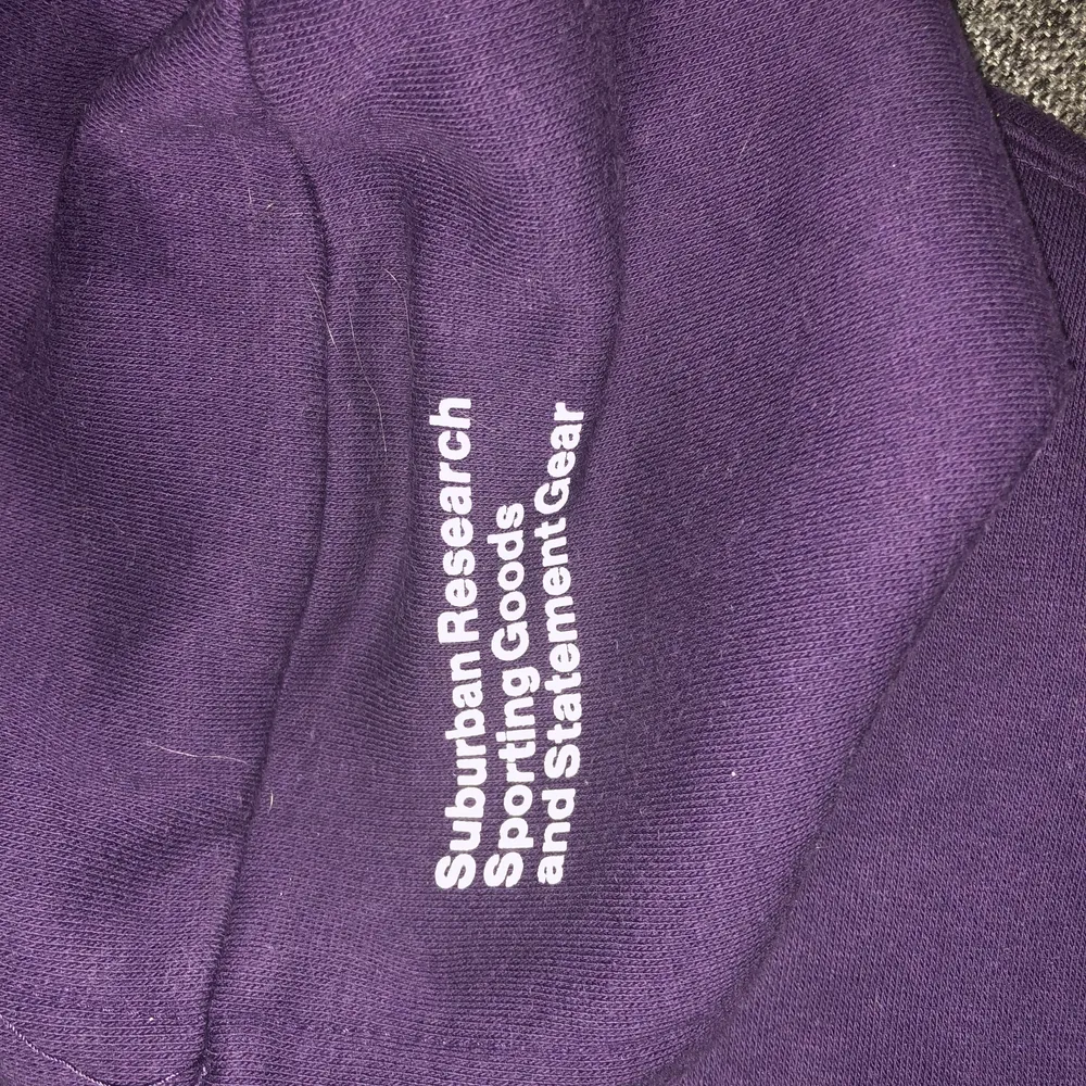 Säljer nu min lila hoodie i storlek S från h&m killavdelningen, eftersom den är från killavdleningen sitter den som en overzize S på mig. Den har tryck på både luvan och sidan av bröstet. . Hoodies.