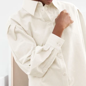 Vit manchester skjorta  - Vit skjorta i Manchester från other stories. Har liten puffärm och är superfin, men används tyvärr för sällan. Kan frakta mot betalning eller mötas upp i Göteborg❤️