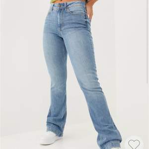 Jeans från Nelly! Köptes för 400kr men säljer för 250kr❤️ Storlek W28/L32 och de passar mig som brukar har S när jag köper jeans! Är 169cm❤️ säljer för att har redan ett par liknande. Inte alls använda bara testade❤️