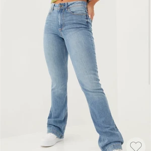 Jeans - Jeans från Nelly! Köptes för 400kr men säljer för 250kr❤️ Storlek W28/L32 och de passar mig som brukar har S när jag köper jeans! Är 169cm❤️ säljer för att har redan ett par liknande. Inte alls använda bara testade❤️