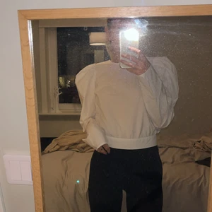 Vit festtopp - Säljer denna snygga oanvända tröja! Stolek S