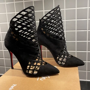 Christian Louboutin - Är som nya köpt för 1600 $ säljer nu för 9000 kvitto finns
