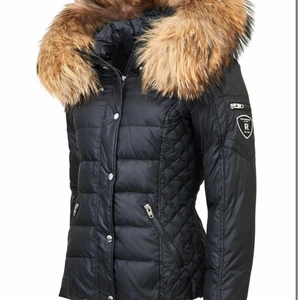 Rock and blue jacka i storlek 36 - Intressekoll på denna fina rock and blue jackan i storlek 36, säljer då den ej kommer till andhämtning längre. Nypris 3600