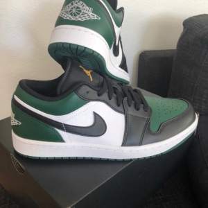 Säljer Jordan 1 low ” green toe” de är använda ett par gånger men fortfarande i ny skick , skorna ligger fortfarande i låda. Storlek 42 mer bilder om önskas. 