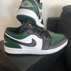 Jordan 1  - Säljer Jordan 1 low ” green toe” de är använda ett par gånger men fortfarande i ny skick , skorna ligger fortfarande i låda. Storlek 42 mer bilder om önskas. 