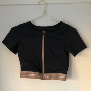Aimn crop top Small  - Oanvänd cropped träningstopp från Aimn