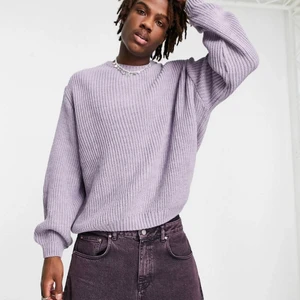 lila stickad tröja - ljuslila stickad tröja från asos! köpte men det var för stor, så den är i ny skick! storlek M men oversized. köparen står för frakt