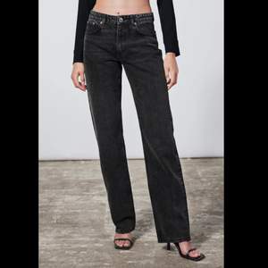 Gråa Lågmidjade jeans från Zara. Används få tals gånger.Orginal priset:399kr men säljer ändats för 220 
