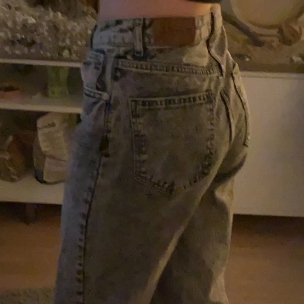 ett par skitsnygga jeans från monki💗 Sitter baggy på mig som brukar ha 34. Jag är 168 och dem är relativt långa på mig. Jeansen är hightwaisted. Jeans & Byxor.