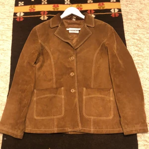 Mockajacka! - Jättesnygg mockajacka i perfekt använt skick! Finns inga defekter (: Perfekt mot kyliga perioder ifall man har nått varmt under, snyggt som fan och håller en lagom varm då. Jättenajs passform, frågs om bilder Sitter som en storlek L-XL, men mer som en L. Möts i Malmö och tar Swish, står ej för frakt eller postens slarv. Inga returer (: 