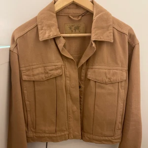 Jeansjacka  - Helt oanvänd, i nyskick! Jackans färg ser ut som på den bilden. Frakten ingår i priset.Har du frågor är det bara att fråga, betalning via Swish. 