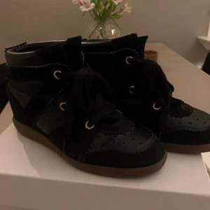 Isabel Marant Bobby - Säljer nu mina Isabel Marant Bobby som är i hälften mocka och hälften skinn i storlek 40. Mycket bra i skick då dem är knappt använda. Köptes på nk för 3 år sen för 5000 kr💕💗💖