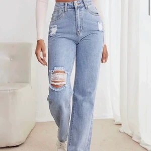 SHEIN jeans - Säljer ett par oanvända blåa jeans från shein. De är i nyskick. Skickas som spårbart för 57kr! Köparen står för frakten💗