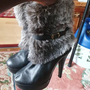 Åkta furs fest boo - Passar jätte bra till alla årstider och matcherar med allt. Finns fler bilder och passar 37_38