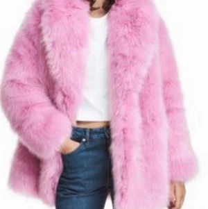 ROSA FUSKPÄLS - One size, rosa fuskpälsjacka från hm 2 säsonger sedan. Sålde slut på en sekund, och har sedan dess vart M.I.A därför lägger jag ut den för nypriset 1000kr (den är nästan som ny) men kom med bud vet jag! 