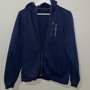 Sail racing  - Säljer nu min fina sail racing Bowman zip Hood i marinblå. Köptes förra året och användes ett kort tag så är fortfarande i ett perfekt skick, och har även inga skador alls. Den är i storlek 170 och skulle säga att den passar dig som har storlek S/M. Hör av er annars vid övriga frågor 💗