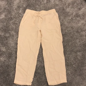 Hej säljer ett par linnebyxor  - Hej jag säljer ett par byxor från H&M de här beiga och är ganska korta men de sitter bra i storlekar för mig som är M i storleken men dom är för korta jag är 1,60 