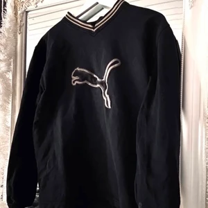 Trendig Puma Sweatshirt 🖤 - Säljer denna sjukt snygga Puma sweatshirten 🖤 Den är i ett vintage-skick, dvs. det finns skavanker som en liten fläck nere på vänstra ärmen och några lösa stygn i kragen! Kragen går att sy igen och fläcken går möjligtvis att få bort 🖤 Tröjan är storlek XL barnstorlek så skulle tippa på vuxenstorlek XS-S ungefär! Skriv privat om du har frågor 🤍