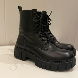 Vinterskor - Nya oanvända vinterskor i Strl 38 från Ellos (ord. Pris 599kr), säljes pga något för små för mig och kommer därmed inte till användning. Beställdes hem i oktober och aldrig använts. 