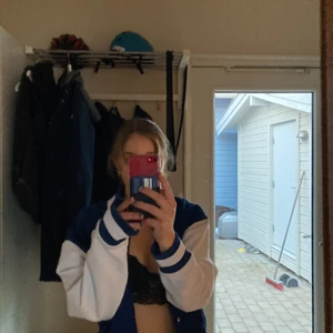 Baseball/ vairsety jacka - Sååååå himla fin vairsety jacka från ASOS! Köppt på herr avdelning så unisex☺️ Perfekt nu till våren! Superbra skick då den knappt kommer till användning pga att de inte riktigt är min stil länge💞