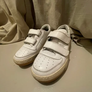 Acne sneakers - Velcro sneakers från Acne Studios, sparsamt använda (ca 5 ggr) i storlek 39. Inköpta för 3500 kronor. 