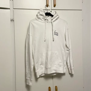 Vans Hoodie vit - Vit hoodie från Vans med ”Vans off the wall” broderat på framsidan. Storlek XS, mycket bra skick. Nypris 649kr.