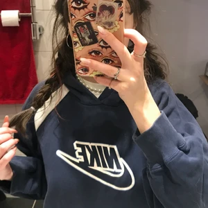 Vintage nike hoodie  - Vintage nike hoodie köpt second hand, barnstorlek L (158). Jag på bilden har storlek XS😊 Trycket på bröstet är i fint skick men trycket på luvan är lite sprucket (se bild 3). Möts i slussen eller postas!