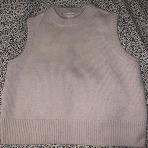 Stickad väst - Från arket. I nyskick. Frakt tillkommer! 