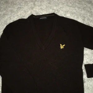 Brun ull lyle & scoot tröja - Har aldrig används bara testat en gång. Den e brun gjord av ull. Nytt skick